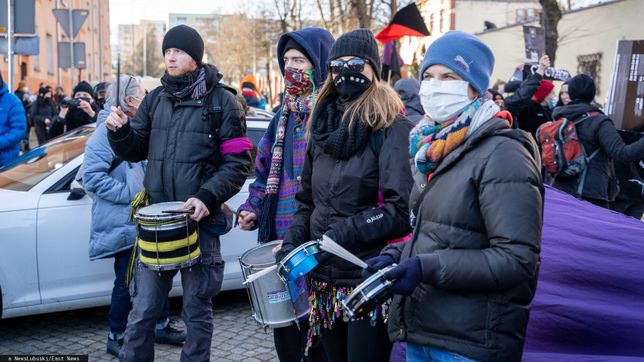 Pokojowy protest przerodzi? si? w starcia z policj? w Kro?nie Odrza?skim
Fot. NewsLubuski/East News, 12.02.2022, Pokojowy protest w obronie migrantow przerodzil sie w starcia z policja w Krosnie Odrzanskim. Protestujacy rzucali w funckjonariuszy kamieniami, deskami, uzywali takze pirotechniki. Policjaci musieli uzyc gazu oraz srodkow przymusu bezposredniego. Zatrzymano 11 osob, w akcji bralo udzial ponad 200 policjantow z czego dwoch zostalo rannych.
NewsLubuski