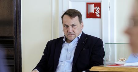 Decyzja Zełenskiego wywołała burzę. Sikorski reaguje