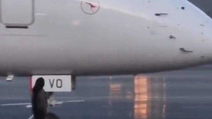 Spóźniona pasażerka wtargnęła na lotnisko i krążyła m.in. w pobliżu kół samolotu