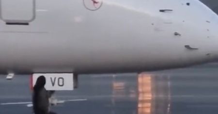 Spóźniła się na samolot. Film pokazuje, jak walczyła, żeby wejść na pokład