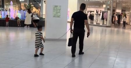 Prowadził dziecko na smyczy. W sieci zawrzało