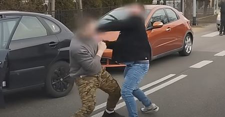 Okładali się na środku ulicy. Policja wszczęła postępowanie