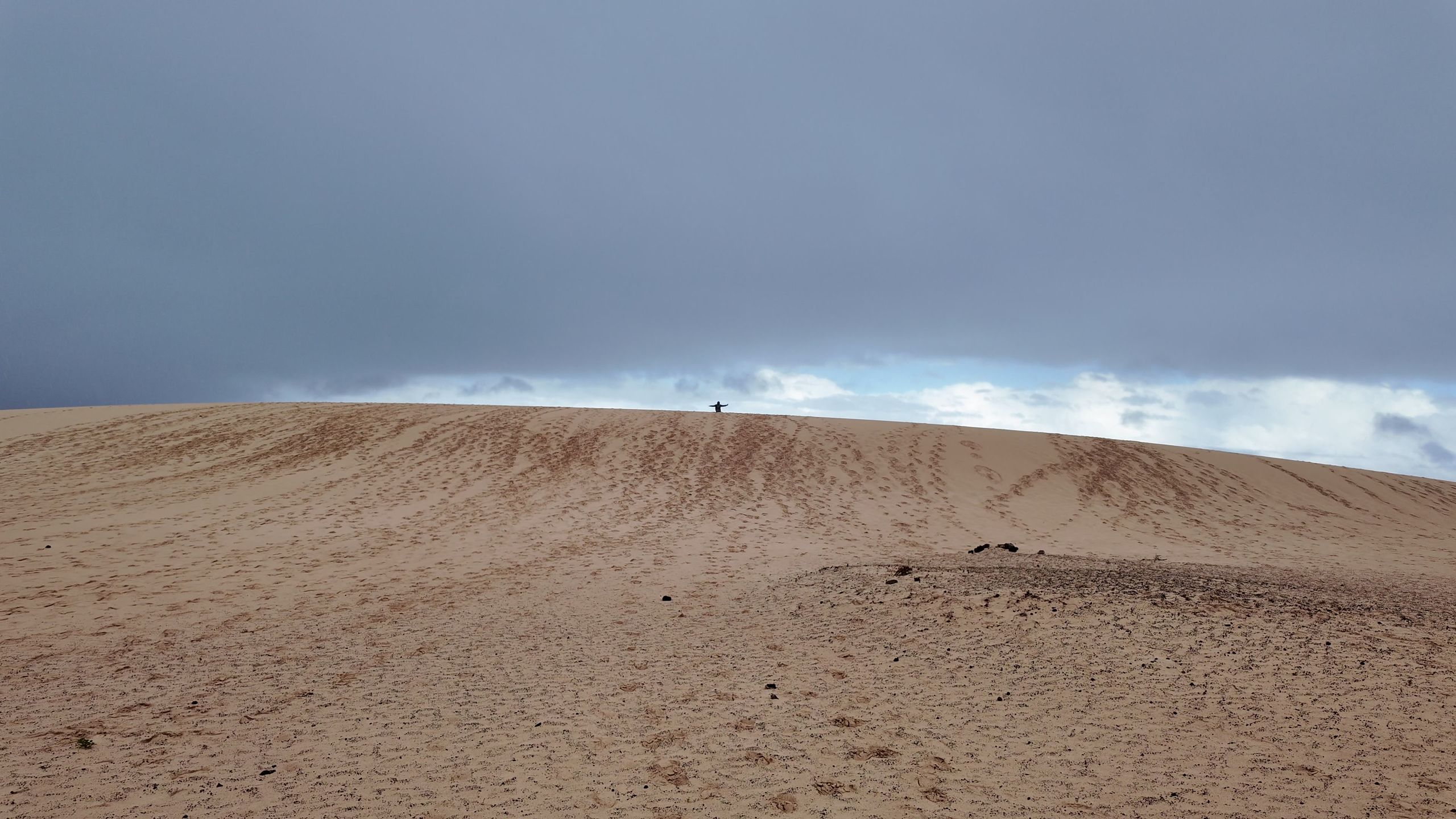 Wydmy Corralejo pod deszczowymi chmurami