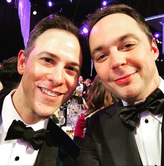 Jim Parsons z "Teorii wielkiego podrywu" wziął potajemny ślub z partnerem! BAZINGA!