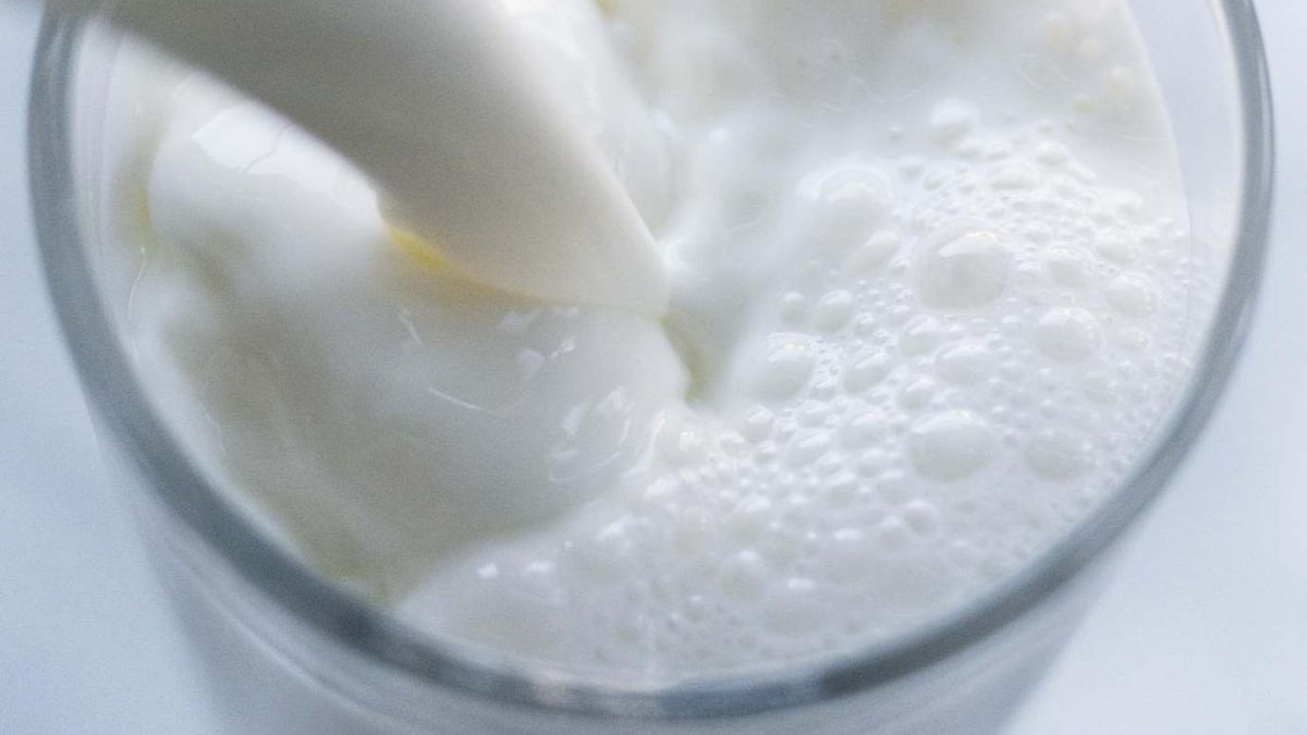 Mleko krowie czy napój sojowy? Dietetyk podpowiada, co jest zdrowsze