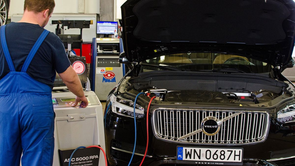 Serwis klimatyzacji to kilka ważnych procesów, pozytywnie wpływających na trwałość elementów układu. Samo dobicie nie ma nic wspólnego z serwisem