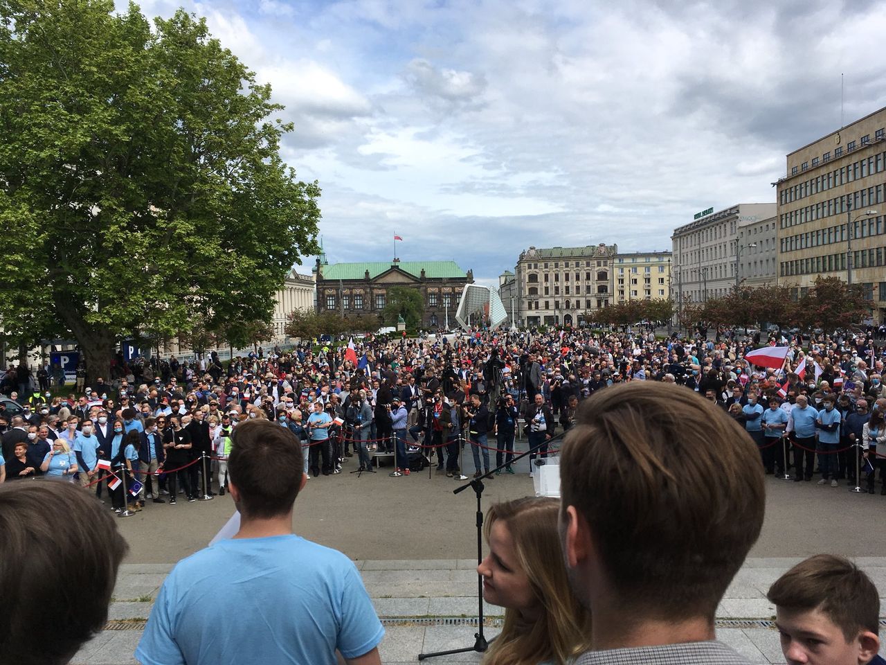 Rafał Trzaskowski przemawiał w Poznaniu. Na placu wielki tłum, PiS i dziennikarze o złamaniu obostrzeń