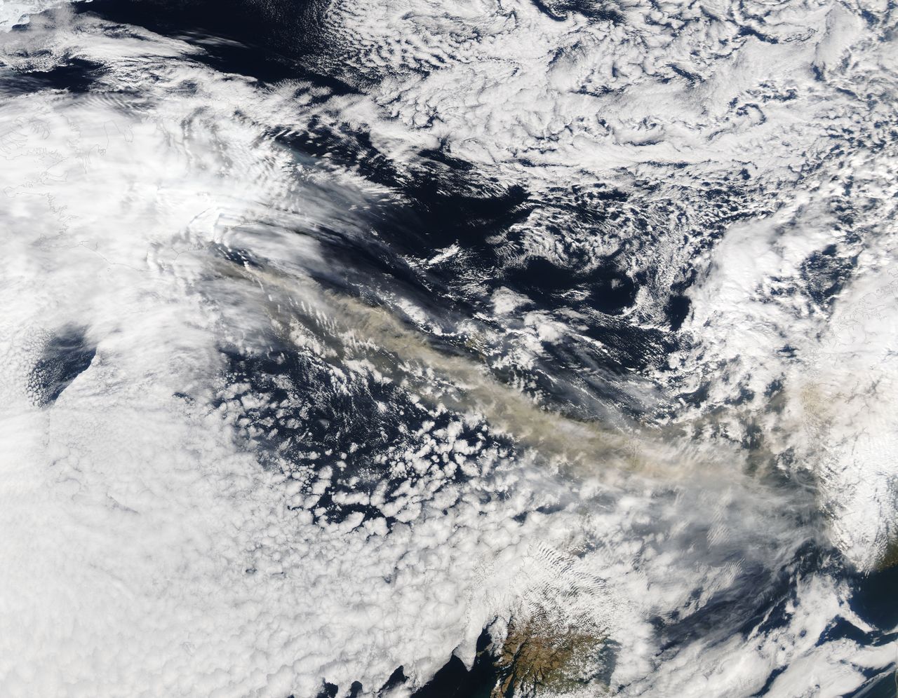Chmury pyłu nad północnym Atlantykiem po erupcji wulkanu Eyjafjallajökull