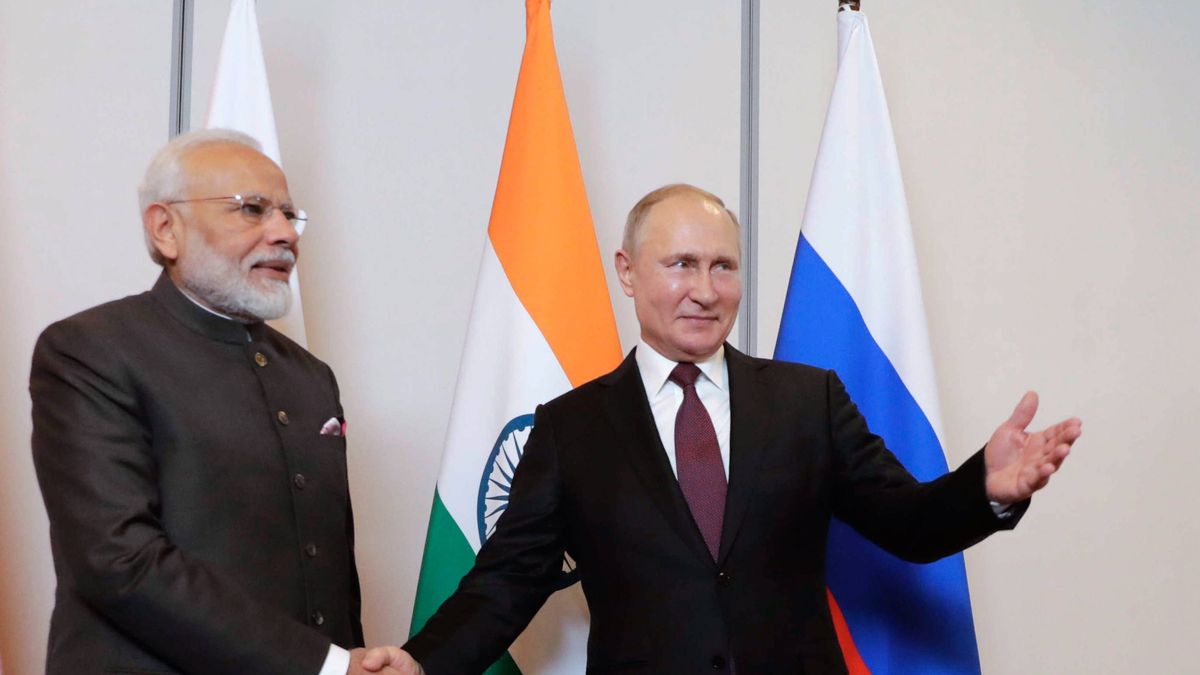 The 11th BRICS Summit in Brasilia, Brazil
epa07993952 Russian President Vladimir Putin (R) shakes hands with Indian Prime Minister Narendra Modi (L), during their meeting on the sidelines of the 11th BRICS Summit in Brasilia, Brazil, 13 November 2019. The BRICS Summit, gathering the leaders of Brazil, Russia, India, China and South Africa, takes place in Brasilia on 13 - 14 November.  EPA/MIKHAIL METZEL / KREMLIN /SPUTNIK / POOL MANDATORY CREDIT 
Dostawca: PAP/EPA.
MIKHAIL METZEL / KREMLIN /SPUTNIK / POOL