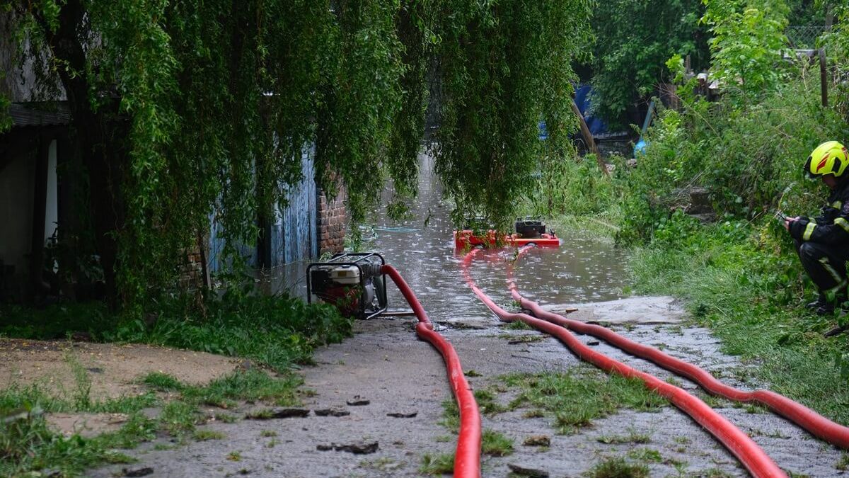 Strażacy wypompowywali wodę z zalanej posesji przy ul. Kalinowszczyzna