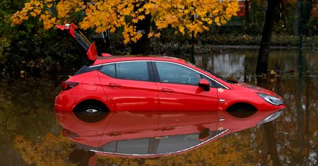 Zalane auto - jakie mogą być skutki i jak je odratować?