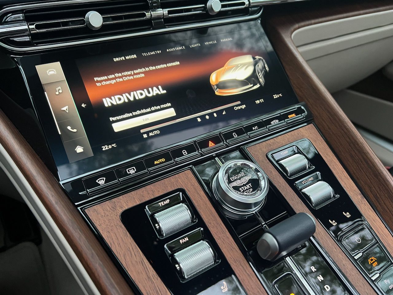 Aston Martin DB12 Volante
