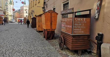 Mobilne punkty handlowe znikną z ul. Bramowej. Handlarze przeniosą się na deptak?