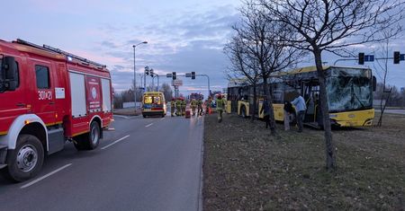 Katowice: Groźne zderzenie dwóch autobusów. Jeden z kierowców wypadł przez okno!