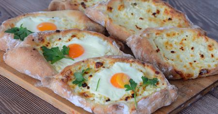 Przekąska z serem na ciepło. Kaukaska konkurencja dla zapiekanek i pizzy