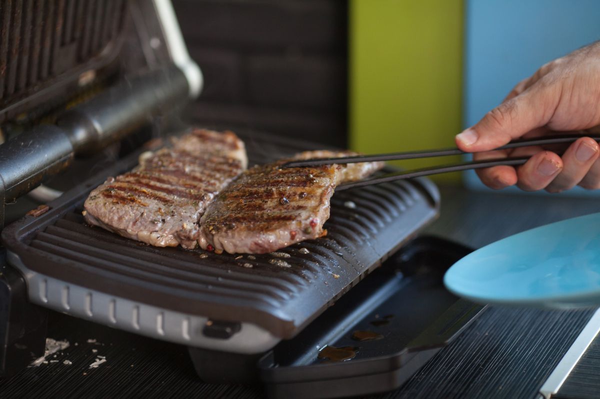 Grill elektryczny. Dobra alternatywa na chłodne i zimowe dni?