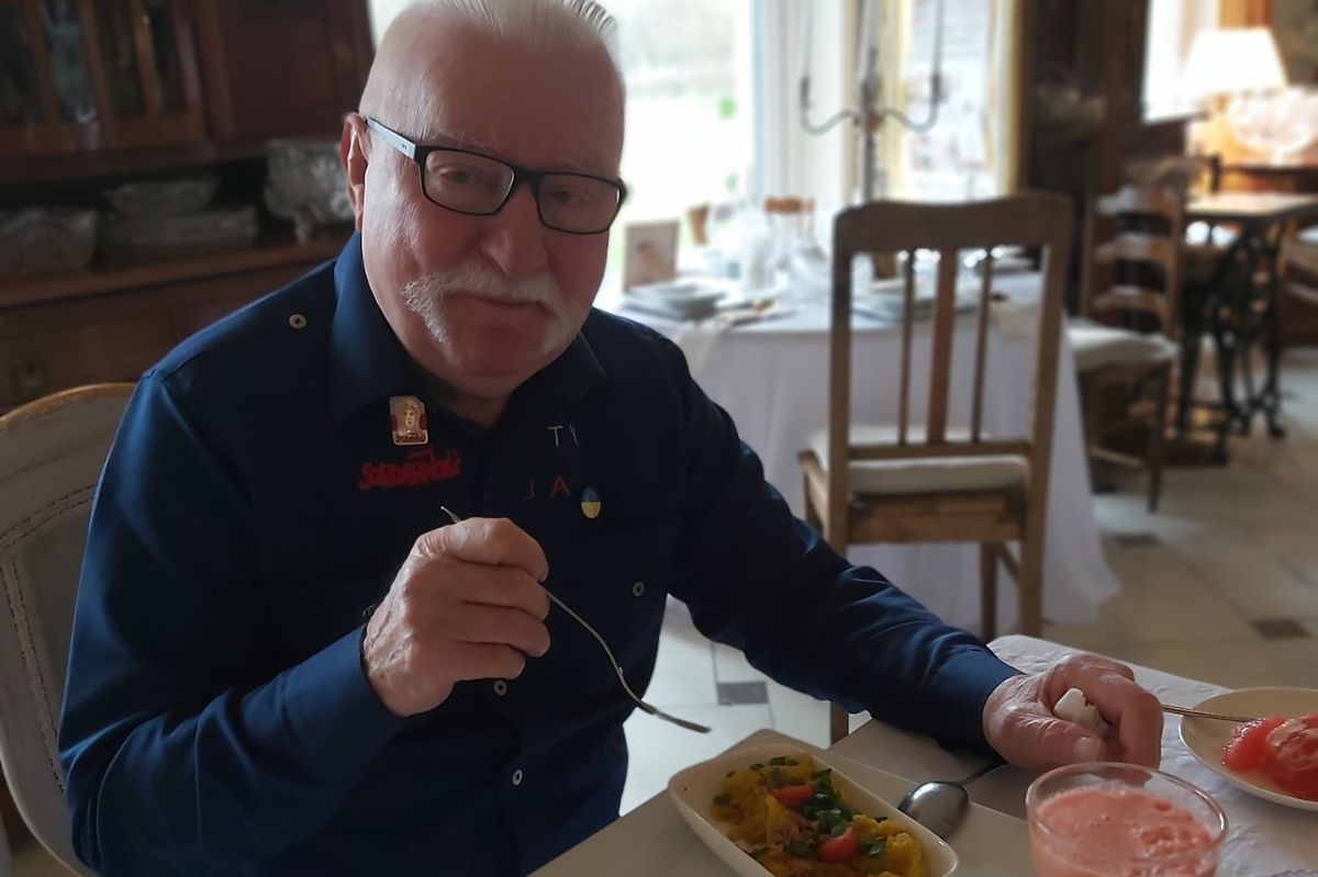 Lech Wałęsa zjadł nietypową jajecznicę