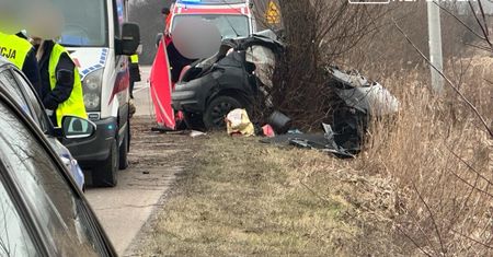 Tragiczny wypadek pod Warszawą. Dwie osoby nie żyją