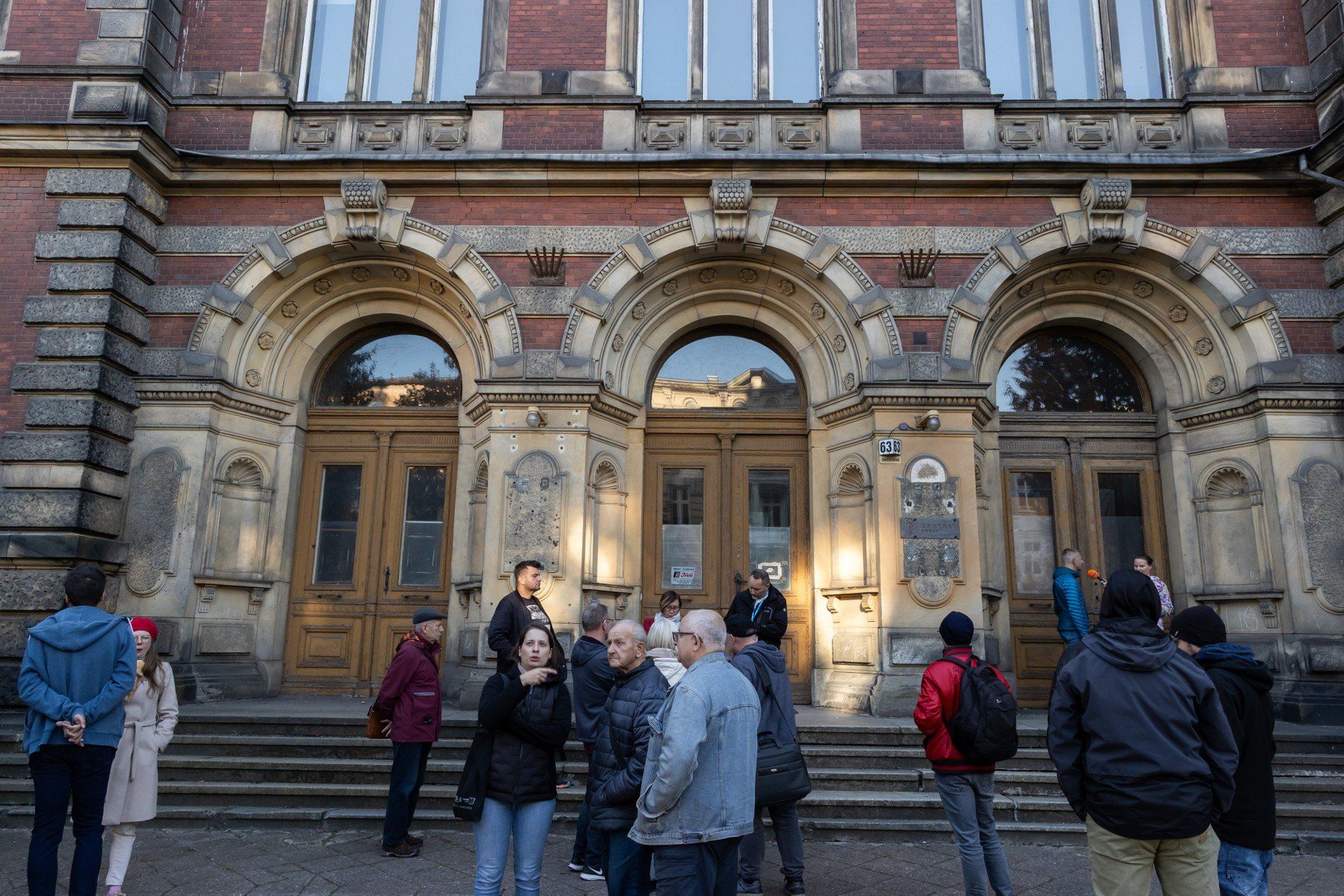 Jak wygląda wnętrze budynku, który od przeszło dekady był niedostępny? Jakie detale architektoniczne skrywa i co mieściło się w jego piwnicy? Odpowiedzi na te i inne pytania poznają zwiedzający dawną siedzibę Dyrekcji Pruskiej Kolei Wschodniej w Bydgoszczy. Pierwsze trzy spacery są bezpłatne. Kolejne będą kosztować 20 złotych - w ramach cyklu organizowanego przez ByLOT: &#34;Za dwie dyszki bez zadyszki&#34;. Ponadto przewidziane są specjalne zwiedzania dedykowane dla byłych pracowników kolei. Obiekt będzie dostępny dla zwiedzających do końca 2025 roku.