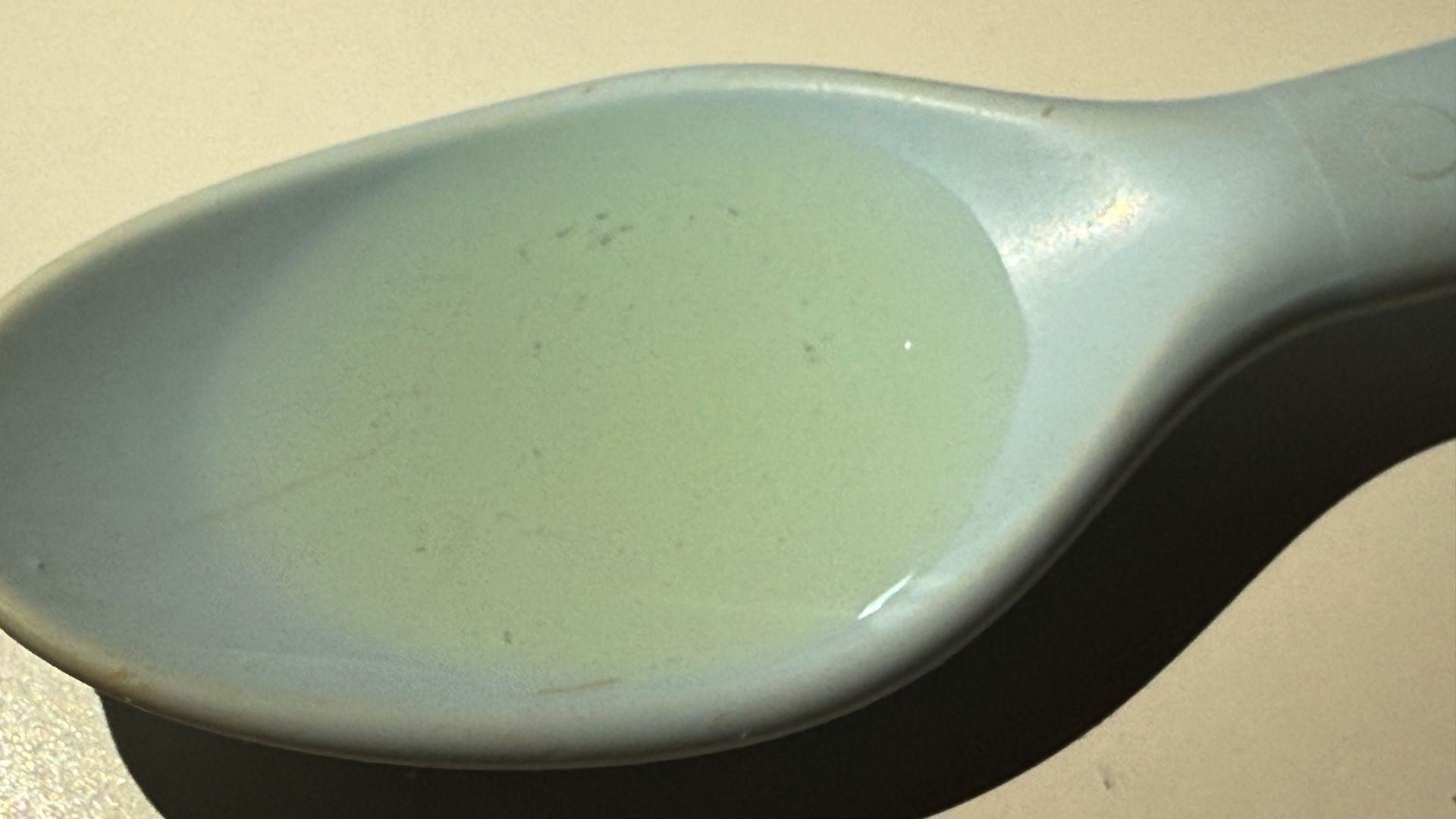 Tran najlepiej działa, gdy przyjmujesz go regularnie i razem z posiłkiem zawierającym zdrowe tłuszcze.