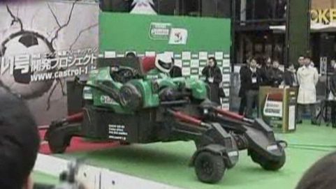 Castrol zbudował wielkiego robota do... kopania piłki (wideo) 1