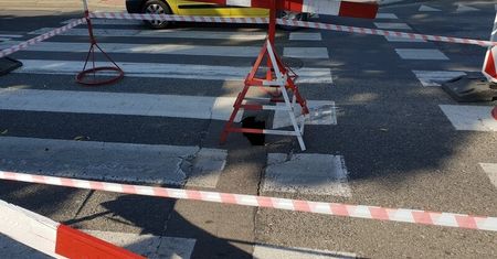 Zapadła się jezdnia na przejściu dla pieszych w Puławach. Dziura ma kilkadziesiąt centymetrów