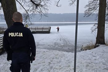 Próbował ratować psa. Dramatyczna akcja ratunkowa w Lidzbarku