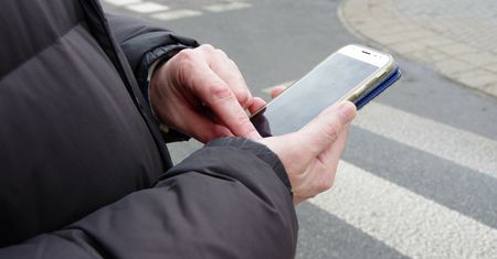 Pierwsze miasto w Europie zakazuje telefonów. "To absorbujące urządzenia"