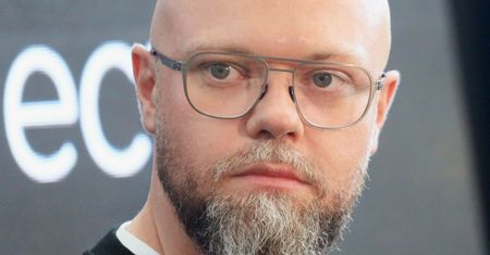 Serafin Andrzejak szyje koce i kominiarki dla Ukraińców. Do pomocy włączają się inni projektanci