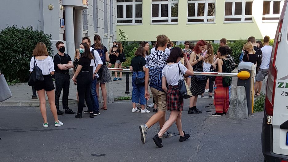 Tłum maturzystów oczekujący na odbiór świadectwa, XI LO w Warszawie