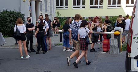 Wyniki matury 2020. Tłumy pod szkołami, długie kolejki, część osób bez maseczek