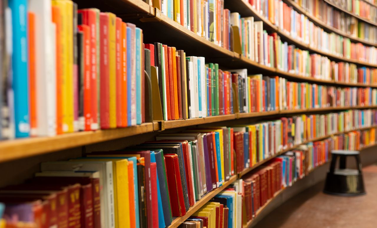 Jasło: Ciekawa wystawa w bibliotece. Ilustracje i teksty z książki "Nie może być. Czyli jak to jest, że coś jest”