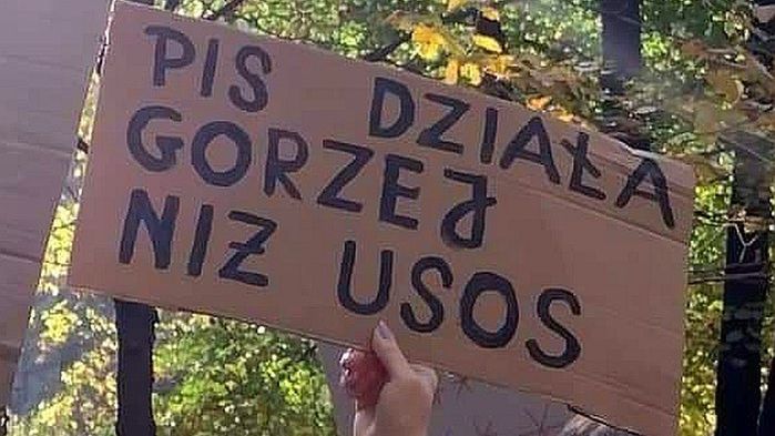 Transparenty na protestach hitem sieci