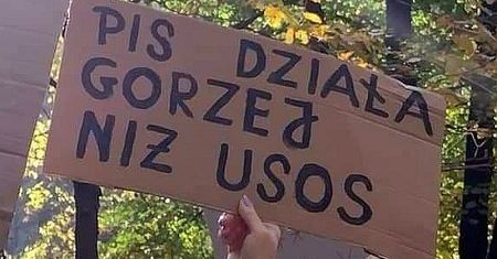 Kreatywność protestujących nie zna granic. Hasła na transparentach to kopalnia złota