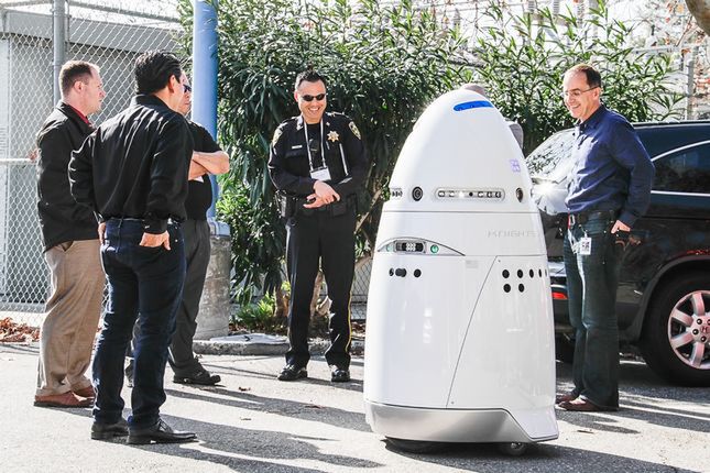 R2-D2 spotyka Ropocopa. Ten robot sprawia, że zawód ochroniarza odchodzi do lamusa 2