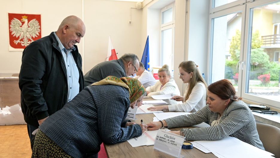 Głuchów, 18.05.2025. Wybory prezydenta RP - I tura. Głosowanie w lokalu wyborczym w Głuchowie k. Rawy Mazowieckiej, 18 bm. Trwa głosowanie w I turze wyborów prezydenta RP. Do jego zakończenia obowiązuje cisza wyborcza. (aldg) PAP/Łukasz Szeląg