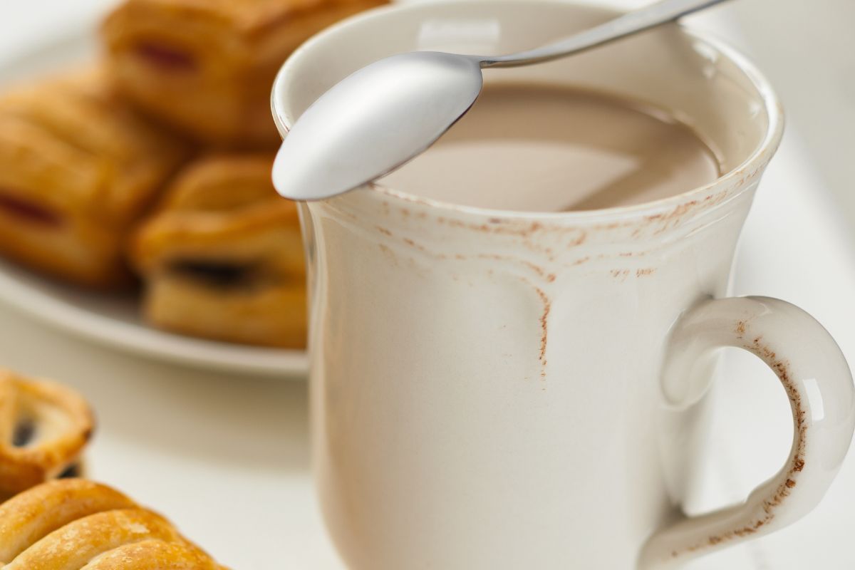 Jest łagodniejsza niż parzona i ma mniej kofeiny. Tak na twój organizm działa kawa rozpuszczalna