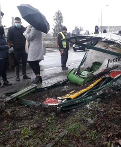 Żywiec. Krok od tragedii. Kierowca wjechał w przystanek autobusowy