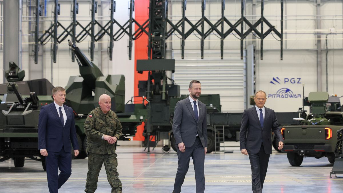 Kobyłka, 30.01.2026. Premier Donald Tusk (P), wicepremier, minister obrony narodowej Władysław Kosiniak-Kamysz (2P), dowódca Generalny Rodzajów Sił Zbrojnych gen. broni Marek Sokołowski (2L) oraz pierwszy wiceprezes zarządu PGZ Arkadiusz Bąk (L) podczas podpisania umowy z konsorcjum firm w składzie: Polska Grupa Zbrojeniowa i Kongsberg Defence & Aerospace na dostawę systemów przeciwlotniczych z możliwością zwalczania bezzałogowych statków powietrznych (San), 30 bm. w zakładach spółki PIT-RADWAR w podwarszawskiej Kobyłce. (jm) PAP/Paweł Supernak