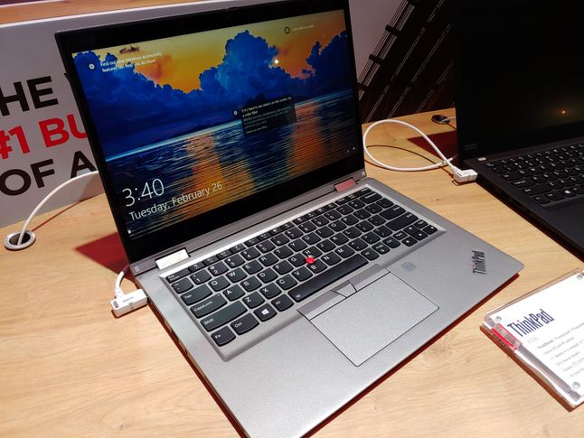 ThinkPad X390 z bliska, stoisko Lenovo na MWC