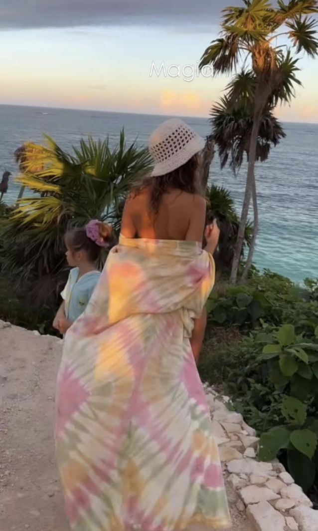 Natalia Siwiec w bikini eksploruje dżunglę