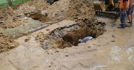 Ulice zamieniły się w rwące potoki. Gazownicy uszkodzili wodociąg na ul. Godebskiego, bez wody do wieczora | ZDJĘCIA