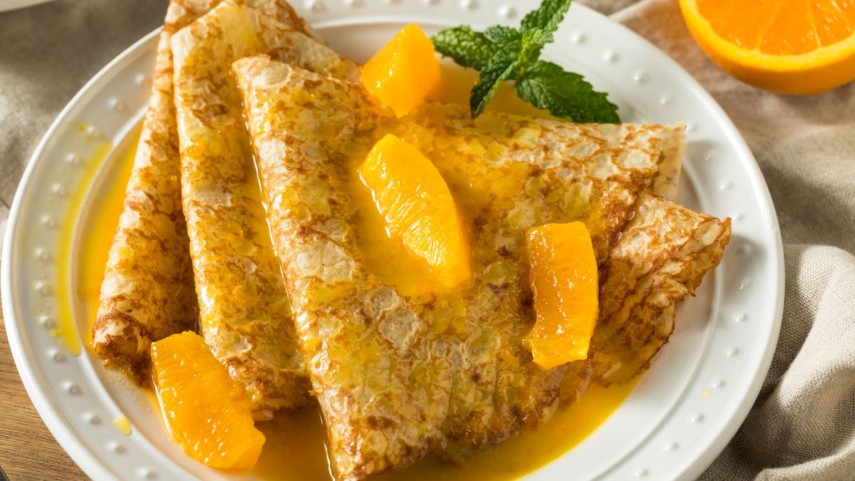 Francuskie naleśniki w słodkim owocowym syropie