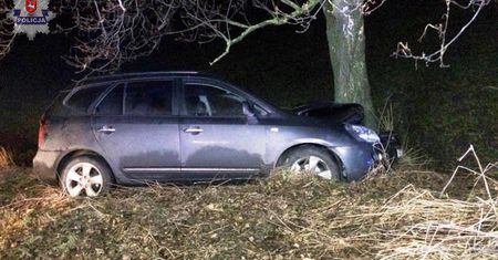 Suszów: Śmiertelny wypadek. Po uderzeniu w drzewo zginął kierowca kii