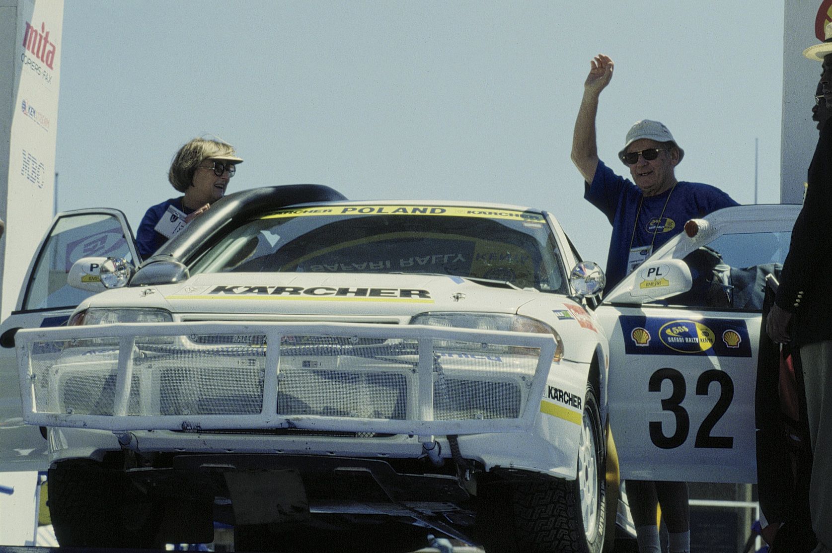 Sobiesław Zasada wraz z żoną Ewą w roli pilotki na starcie Rajdu Safari, rok 1997