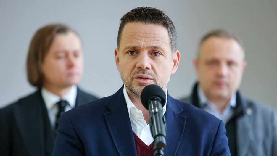Konferencja prasowa w sprawie Kieleckiej 45 w Warszawie
Fot. Piotr Molecki/East News. Warszawa, 12.01.2024. Konferencja prasowa dotyczaca planowanych dzialan zwiazanych z zagospodarowaniem budynku przy ul. Kieleckiej 45 - przej?tego od Federacji Rosyjskiej. W budynku miescila sie przed przejeciem rosyjska szkola srednia.
N/z: wojewoda mazowiecki Mariusz Frankowski, prezydent Warszawy Rafal Trzaskowski, wiceprezydent Warszawy Tomasz Bratek
Piotr Molecki