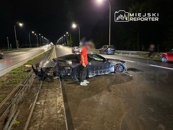 Warszawa. Młody kierowca rozbił Corvette w Rembertowie. Na miejscu pracowała policja