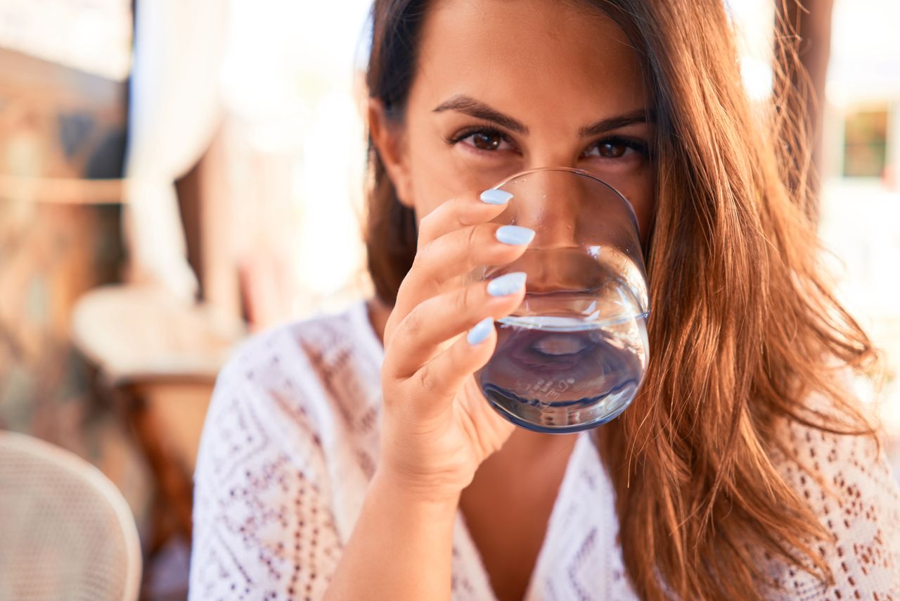 Wiele osób pije 8 szklanek wody dziennie. Skutki mogą być fatalne