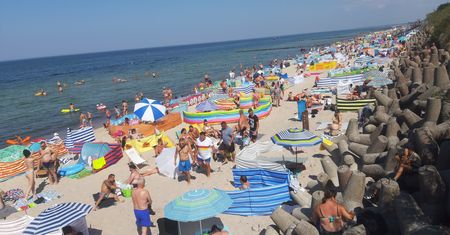 "Ona by tak chciała…”. Na plaży w Mielnie Ślązacy imprezowali, aż przyjechała policja