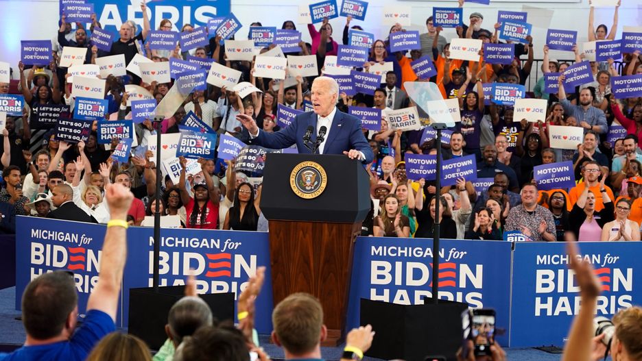 epaselect epa11475360 US President Joe Biden speaks during a campaign event at the Renaissance High School in Detroit, Michigan, USA, 12 July 2024. President Biden is under increasing pressure from the Democrats to step down as the party's presidential candidate. EPA/DIEU-NIALO CHERY Dostawca: PAP/EPA.
